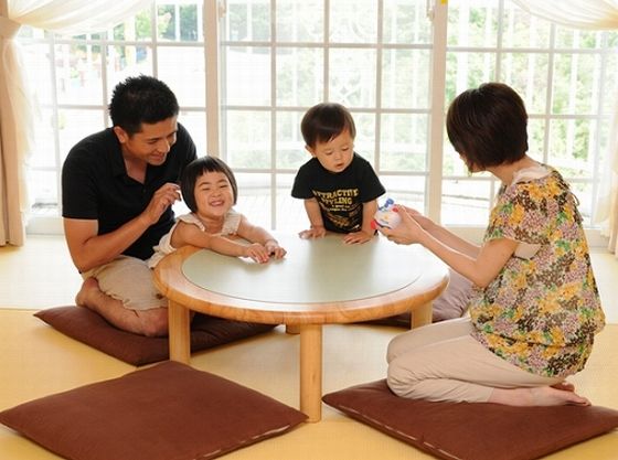 赤ちゃんも安心！テーブルの角は丸く床はクッション材入りの和紙を折り込んだ畳