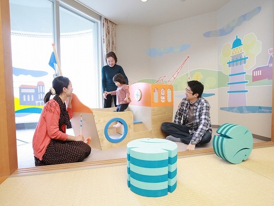 「ファミリー和洋室」　神戸のまち、海をイメージした壁紙