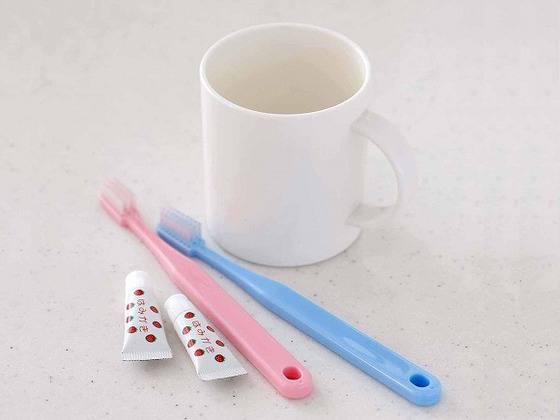 お子様用歯ブラシ・イチゴの歯磨き粉・プラスチックコップ
