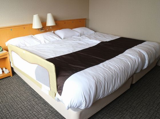 ベッド２台をくっつけて寝るのも◎。ベッドガードも無料貸出