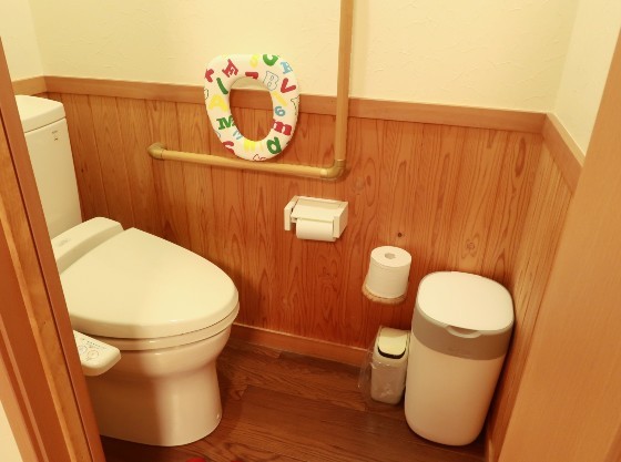 認定ルームのトイレには、補助便座やおむつペール、踏み台を設置