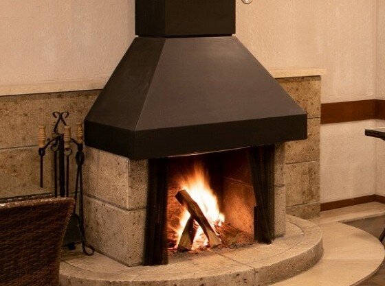 冬季限定の薪を使った暖炉