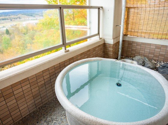 露天風呂付きの客室には、源泉の湯を引いた壺型風呂があります