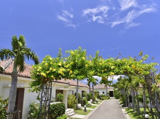 【認定/ヴィラ】琉球赤瓦の屋根が印象的な外観。南国の自然に囲まれた、非日常のひとときをお過ごしいただけます。