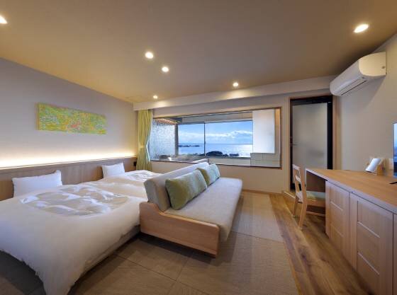 リニューアルしたお部屋には、ゆったり入浴ができる半露天式のお風呂が。水平線を眺めながら足を伸ばしてのんびりとお寛ぎいただけます。