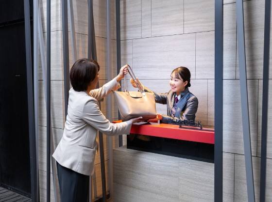 お荷物のお預かりや発送手配を承っております