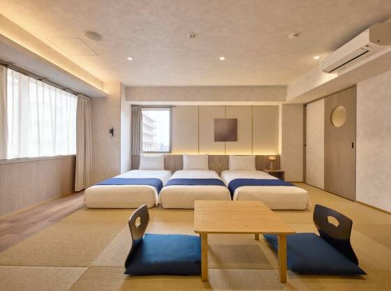 2025年にリニューアルした広々43 m2の和洋室は最大6名様でご宿泊いただけます。