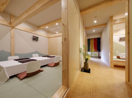 ふすまで仕切られた個室の食事処「微笑座」。広めの空間で、各種子供イスのほか、お布団もご用意出来ます。