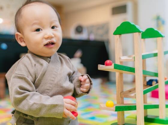 木のおもちゃのほか、ままごとキッチンも人気