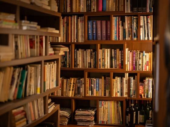 絵本や漫画、お酒・映画の本などが充実した書籍コーナー