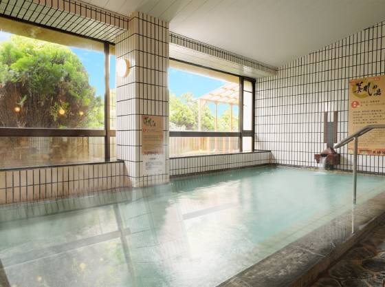 【大浴場】とろりとした質感。クレンジング効果の高い湯に浸かり、日々の疲れを癒しながら「美肌を実感」