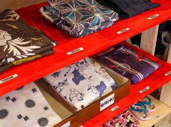 お子様向けの館内着は浴衣や甚平等を各種、身長80センチ向けからご用意しております（お子様向け館内着は数に限りがございます）