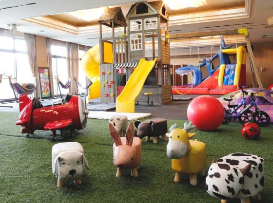 広くて大きなキッズルームは館内にございます。悪天候でも気にせず楽しんでいただけます。