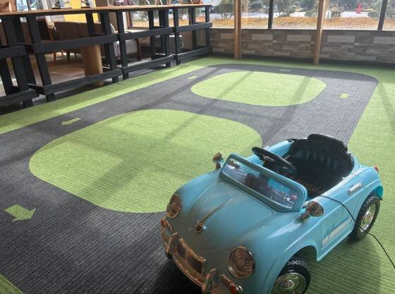 ロビーに隣接したミニゴーカートエリアはフロントに利用申請をして遊んでいただきます（予告無く終了する場合がございます）