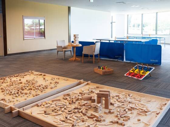 遊び場：積み木や卓球（予約制）等ご用意しております。