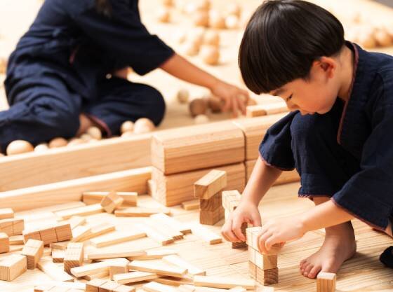 遊び場では靴を脱いで遊べる積み木エリアをご用意。