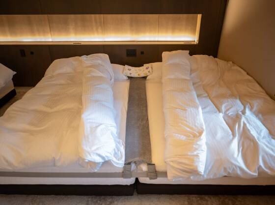 ベッドにはすきまパッド、ベッドガード、お子様用枕を設置