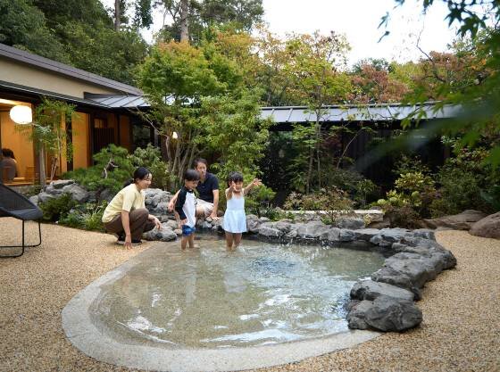 キッズプールは温泉水で水遊びを楽しめます