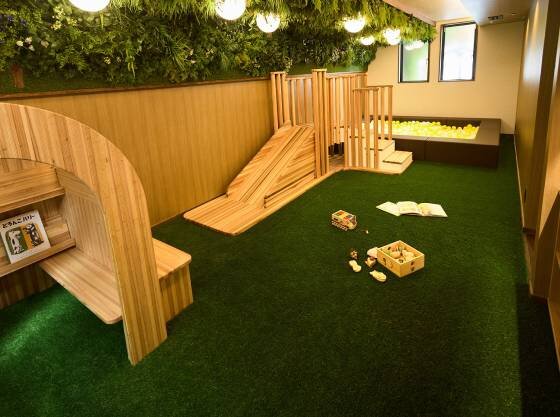 キッズルームにはボールプールや滑り台、絵本やゲームをご用意