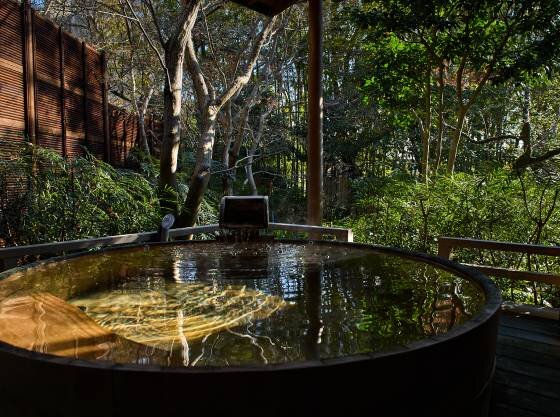 檜露天風呂から専用の庭を眺めることができます