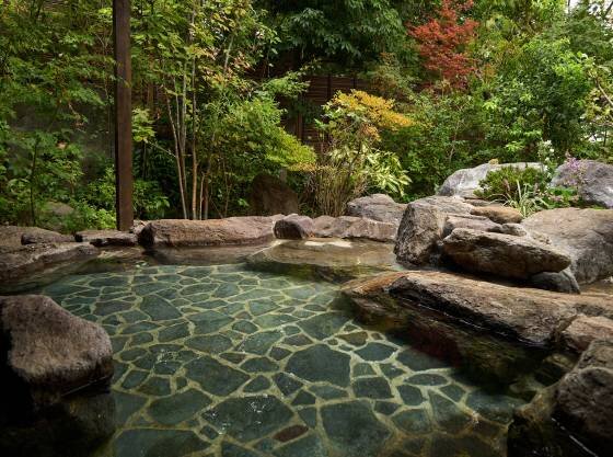 山荘露天風呂山藤は開放感抜群！サウナも併設、貸切可能です。