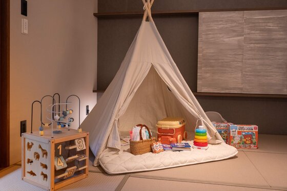 お部屋にテントと年齢別の絵本やおもちゃを設置しております