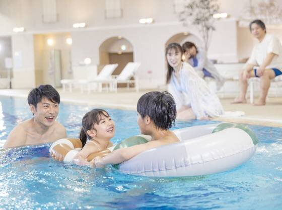 大人ご同伴の場合のみ、年齢の下限なくお子さまもご利用いただけますので、夏以外でもプールで泳ぐことができます！