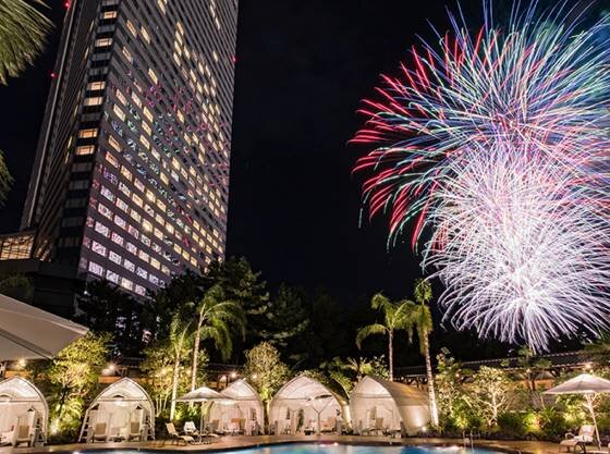 GWや夏季、年末年始などイベント毎に満天花火が夜空を彩ります（打ち上げ時期は要確認）