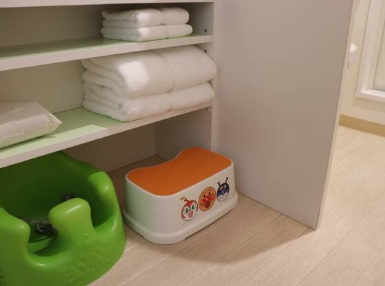 お部屋に踏み台とベビーソファを完備しております。