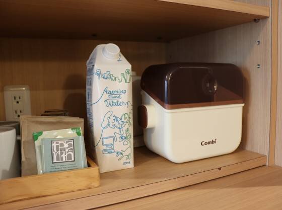 哺乳瓶消毒器とミネラルウォーターをお部屋に完備しております。