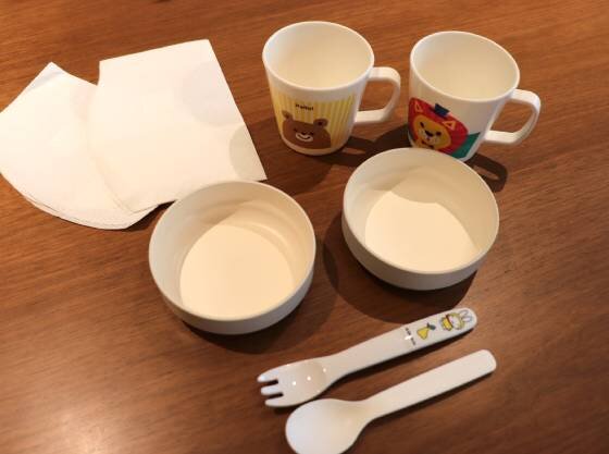 お子様用の食器・紙エプロンもご用意しております。
