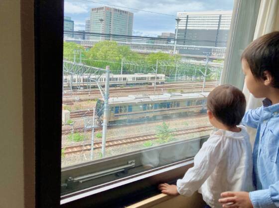 お部屋の窓から走る電車を間近で楽しめます。