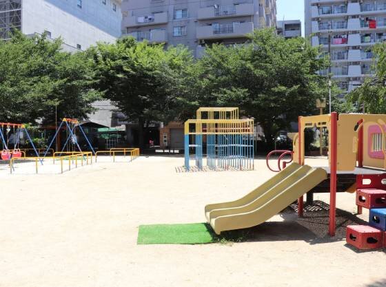 ホテルの隣には大きな公園があります。