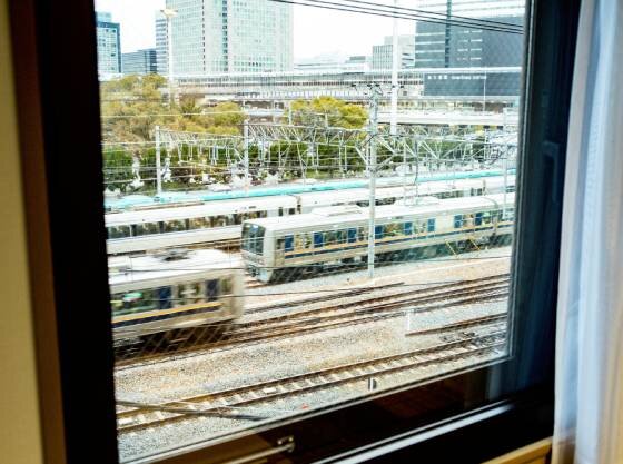 お部屋から電車が見え、防音性の高い二重窓です。