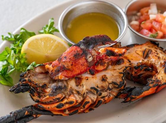 メイン料理はグリルで豪快に焼き上げた魚料理や肉料理から選べます。
