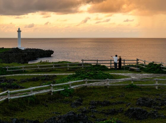 残波岬からの夕日の絶景